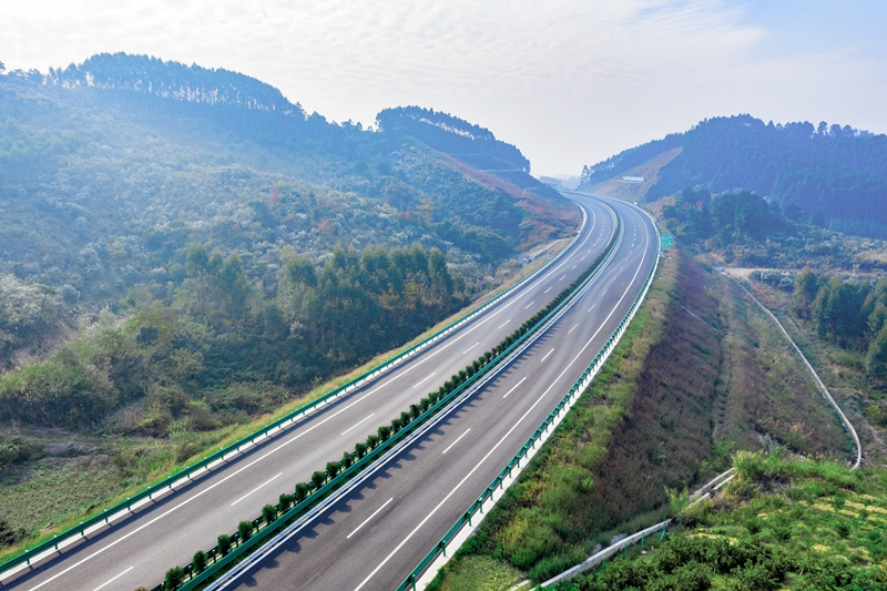 6.高速公路與群山相連，植被覆蓋率高，與原生態(tài)環(huán)境恢復(fù)有機結(jié)合.jpg