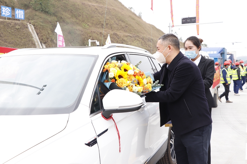 廣西新發(fā)展交通集團黨委書記、董事長陳開群為第一輛通車車輛送上鮮花.JPG